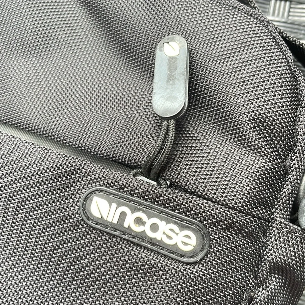 LIKE NEW- INCASE LAPTOP BAG (BLACK)